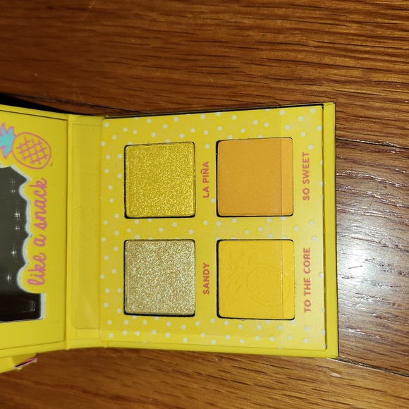 Colourpop x Hello Kitty Pineapple Cake Palette - Picture 1 of 3
